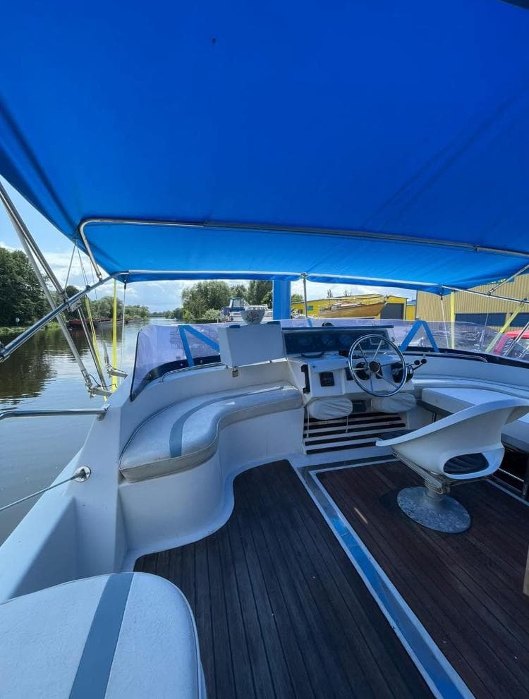 Birchwood TS49 Flybridge „White Dream“ — Flybridge mit oberem Steuerstand