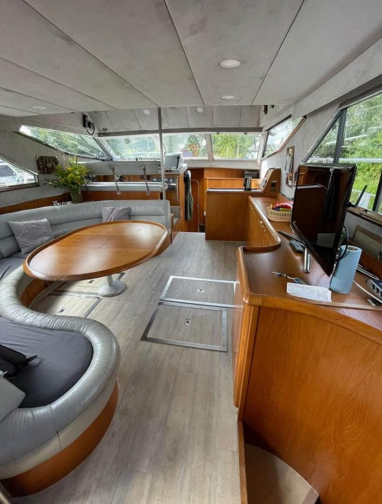 Birchwood TS49 Flybridge „White Dream“ — Salon mit Echtleder-Rundcouch