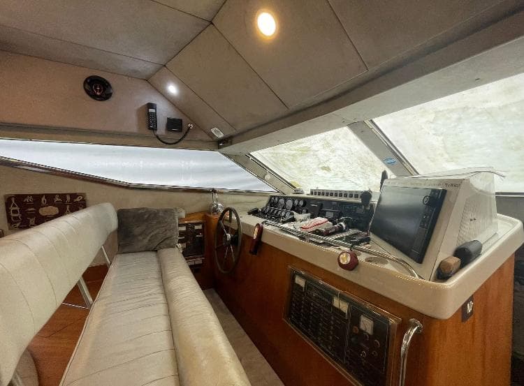 Birchwood TS49 Flybridge „White Dream“ — Innensteuerstand