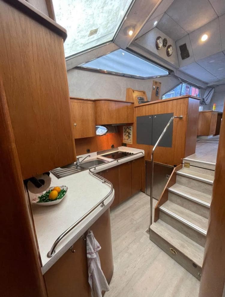 Birchwood TS49 Flybridge „White Dream“ — Kombüse