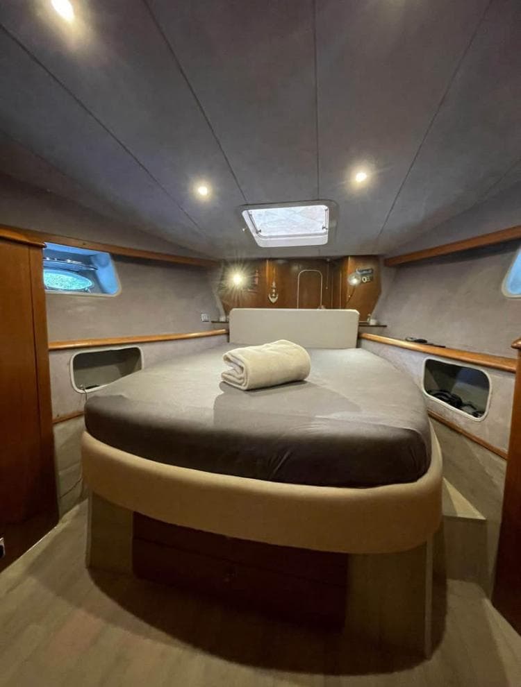 Birchwood TS49 Flybridge „White Dream“ — Vorschiffkabine