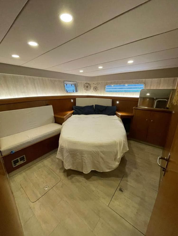 Birchwood TS49 Flybridge „White Dream“ — Achterkabine