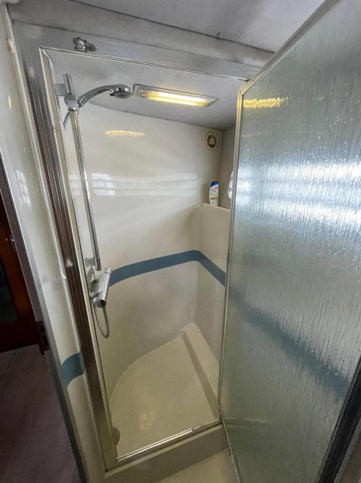 Birchwood TS49 Flybridge „White Dream“ — Bad mit Dusche